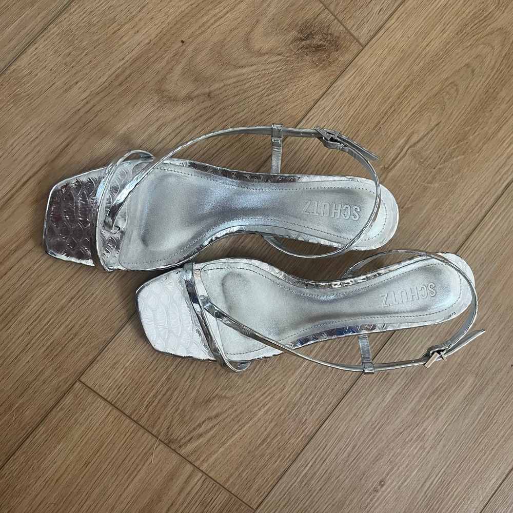 Schutz Heloise Metallic Silver Leather Sandals Size 8.5 Kitten Heel Snake - Picture 4 of 8